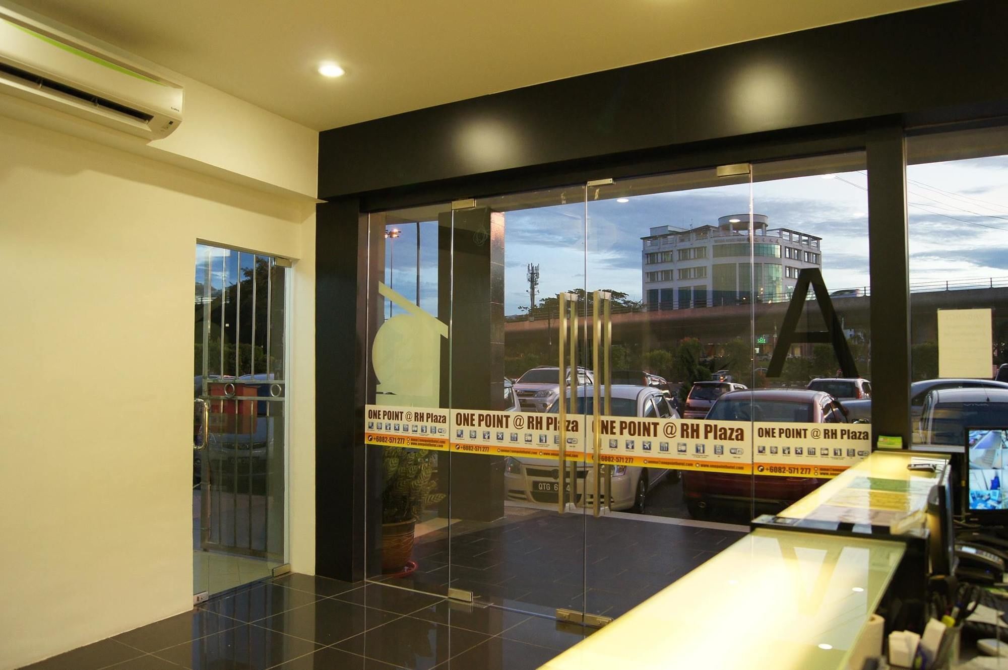 One Point Hotel Kuching Kültér fotó