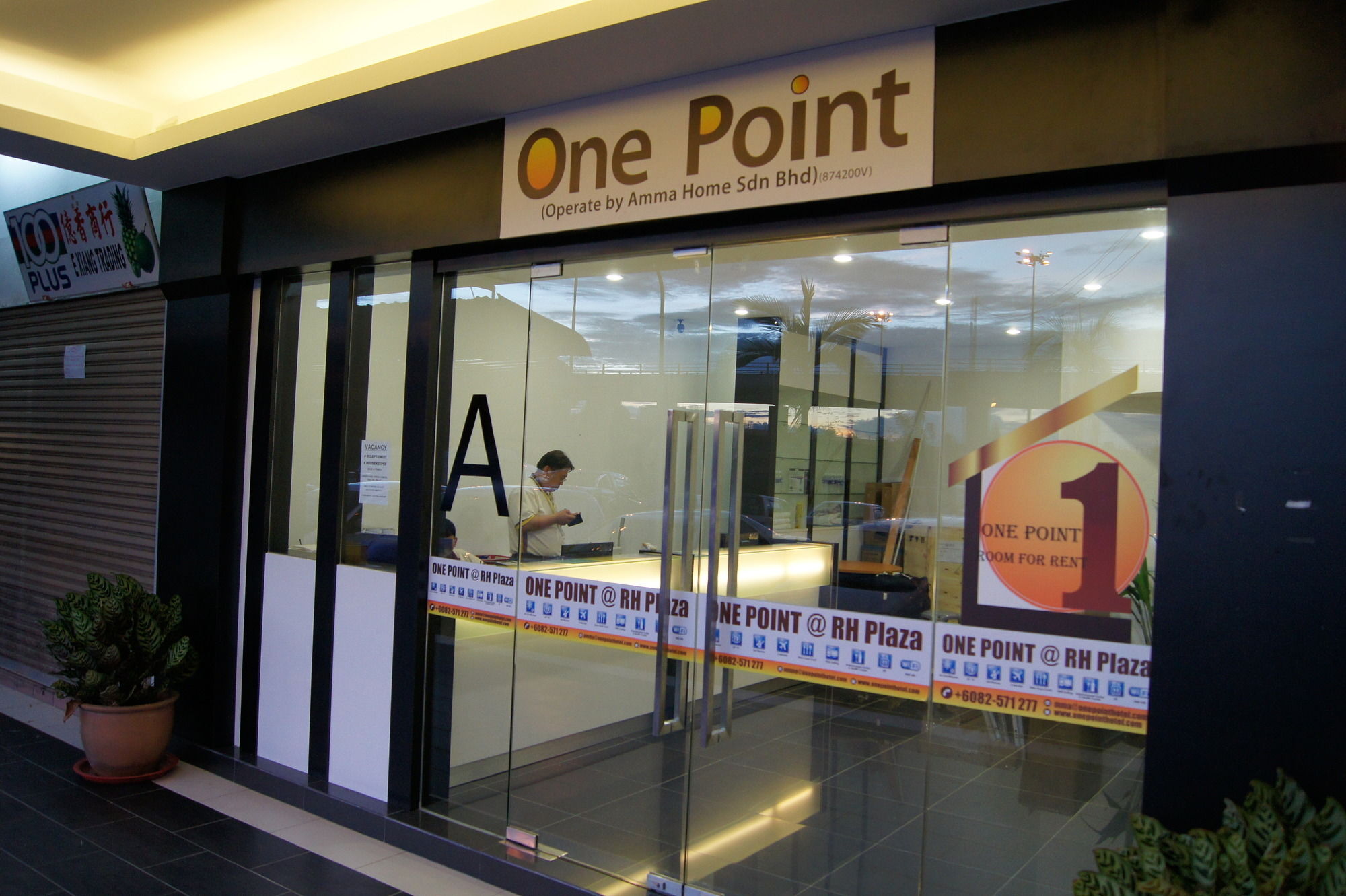 One Point Hotel Kuching Kültér fotó